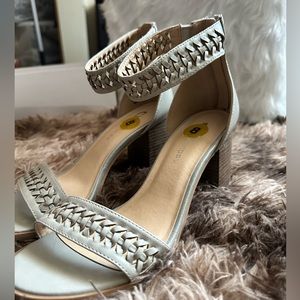 Sage heel with wooden heel